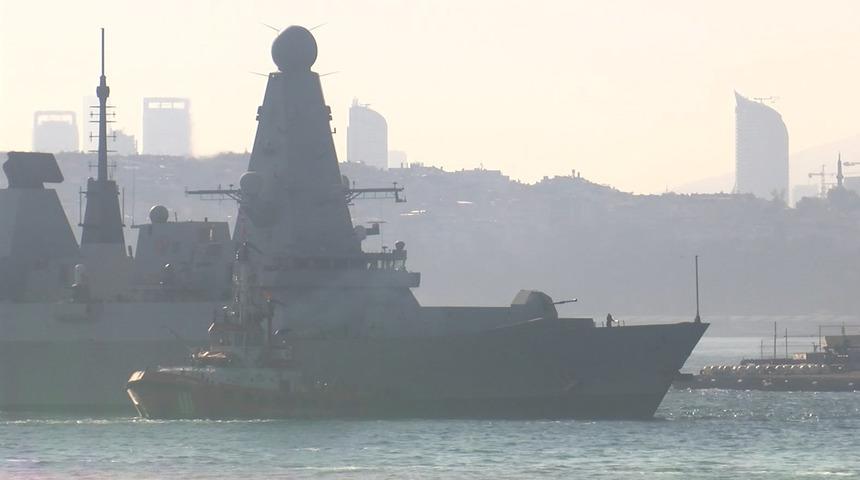 İngiliz savaş gemisi Sarayburnu'na demirledi