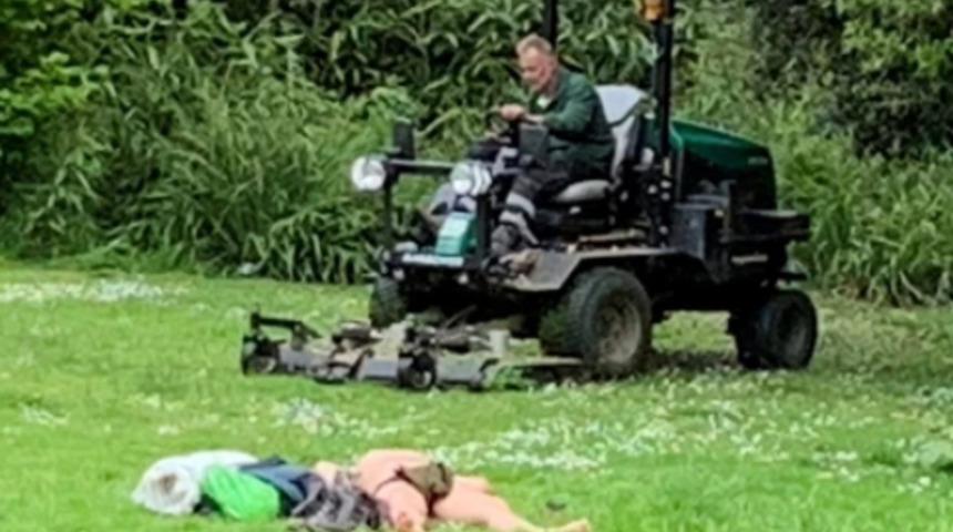 Çimenler üzerinde sere serpe! Uyandırmaya kıyamadı