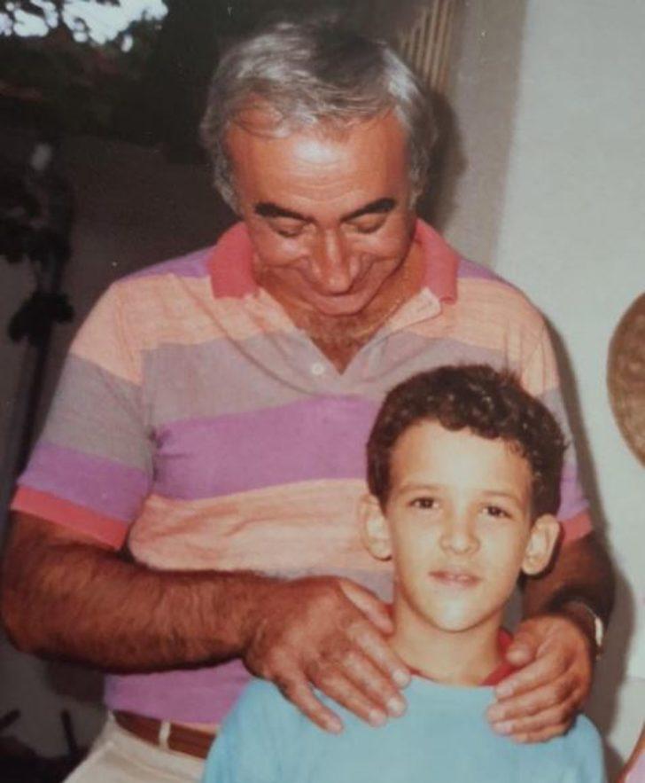 Şener Şen ile poz veren o minik çocuk bakın kim çıktı! İşte o ünlü ismin şimdiki hali G1