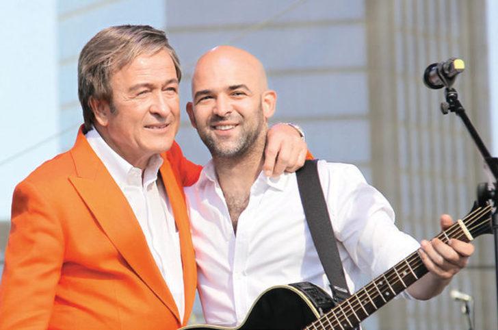 Şener Şen ile poz veren o minik çocuk bakın kim çıktı! İşte o ünlü ismin şimdiki hali G2