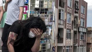 Avcılar'dan dehşet anları! Genç kadını darp edip 5. kattan atlamak istedi