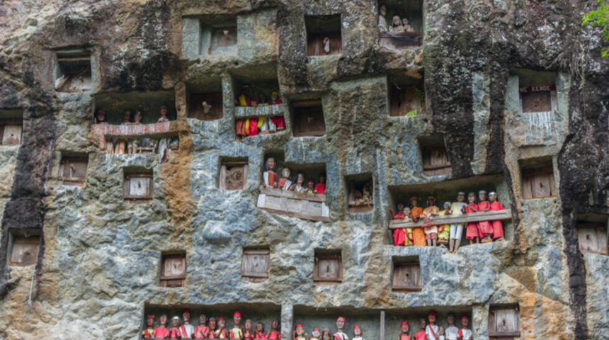 Tüyleri diken diken eden bir gelenek! Endonezya’da yaşayan Toraja kabilesi, adeta ölüleriyle birlikte yaşıyor