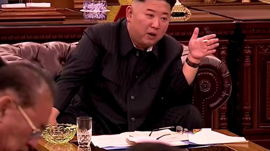 Toplantıda ortaya çıkan Kuzey Kore lideri Kim Jong Un yeni görüntüsüyle şaşkına çevirdi