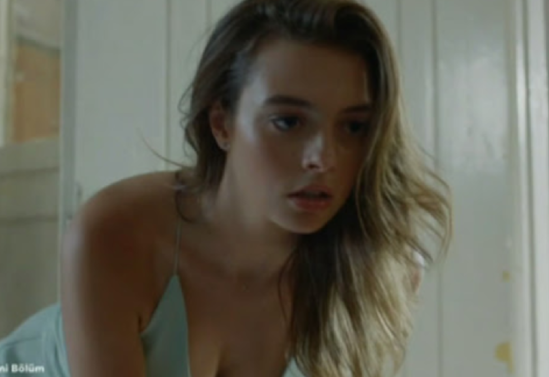 Sadakatsiz dizisinin Derin&rsquo;i Melis Sezen, Fransız fotoğraf&ccedil;ı i&ccedil;in poz verdi