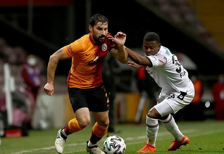 Şener Özbayraklı Galatasaray'a veda etti, Başakşehir ile imzaladı!