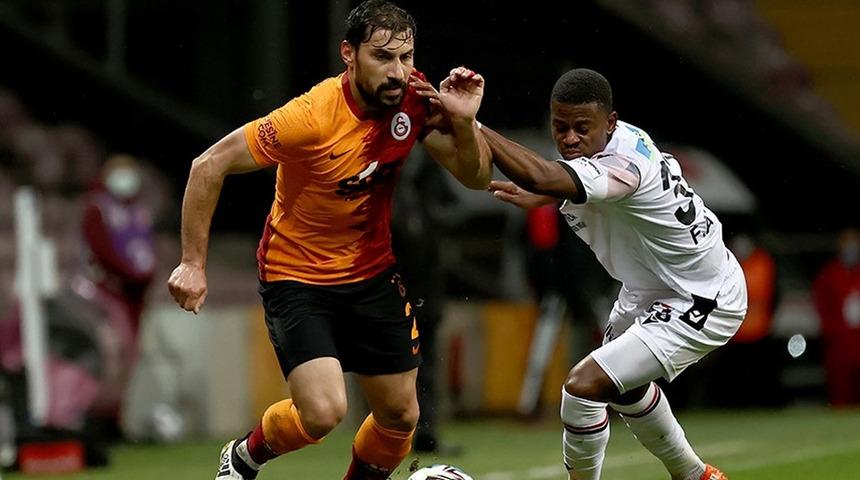 Şener Özbayraklı Galatasaray'a veda etti, Başakşehir ile imzaladı!