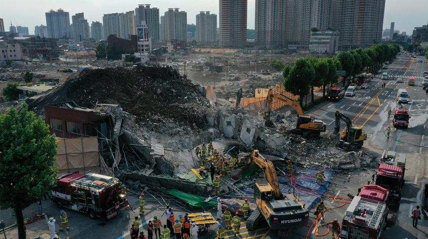 G&uuml;ney Kore&rsquo;de 5 katlı bina otob&uuml;s&uuml;n &uuml;zerine devrildi: 9 &ouml;l&uuml;, 8 yaralı