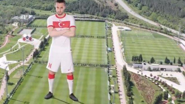İşte Milli Takım şarkısının sözleri! Mustafa Sandal, Derya Uluğ ve Eypio seslendirdi!