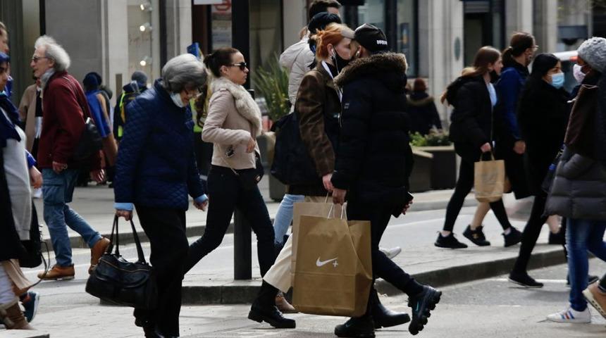 Hindistan varyantının baskın hale geldiği İngiltere'de bir günde yüzde 74 vaka artışı