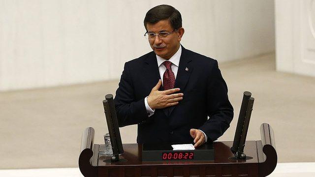 AKP'yi en yüksek oyla iktidara taşıyan Ahmet Davutoğlu, 1 Kasım seçimlerinden yaklaşık 6 ay sonra gerçekleştirilen kongrede, Erdoğan'ın isteğiyle koltuğunu Binali Yıldırım'a devretti.