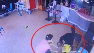 İşletme sahibinin 'Heimlich' manevrası bilmesi çocuğun hayatını kurtardı