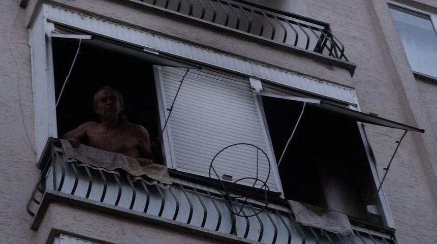 Mahalleyi ayağa kaldıran olay! Balkonda strafor yaktı, söyledikleri şaşkınlık yarattı