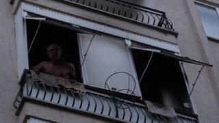 Mahalleyi ayağa kaldıran olay! Balkonda strafor yaktı, söyledikleri şaşkınlık yarattı