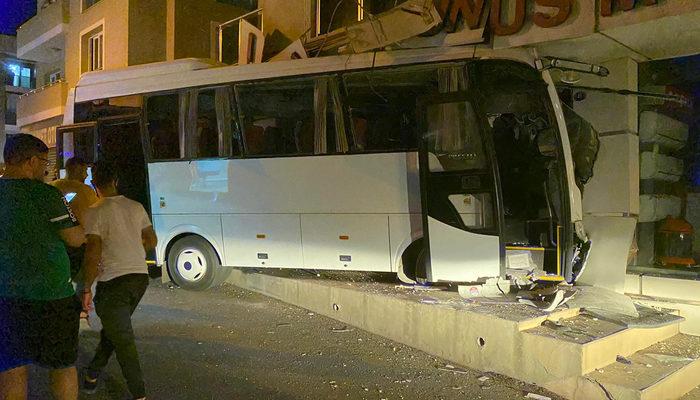 İzmir'de servis midibüsü mobilya mağazasına girdi: 12 yaralı