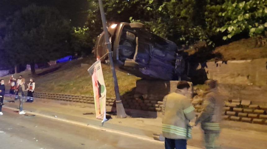Eyüpsultan'da ilginç kaza! Aydınlatma direği ile beton bariyer arasında asılı kaldı