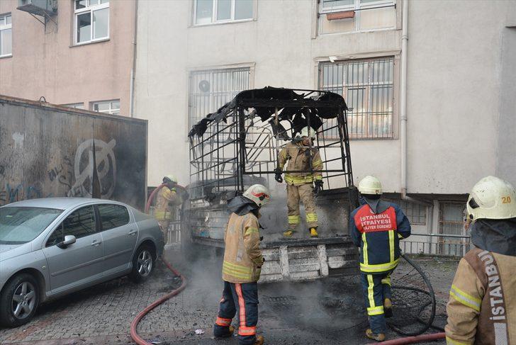 Kağıthane'de park halinde yanan kamyonet kullanılamaz hale geldi G1