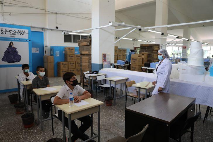 İzmir'de cerrahi maske üreten meslek lisesi, günlük 100 bin adetlik kapasiteye ulaştı G3
