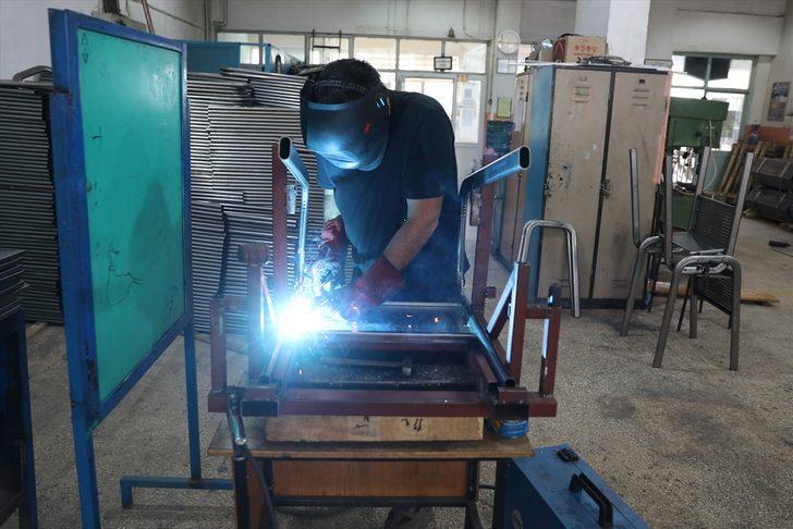 İzmir'de cerrahi maske üreten meslek lisesi, günlük 100 bin adetlik kapasiteye ulaştı G5