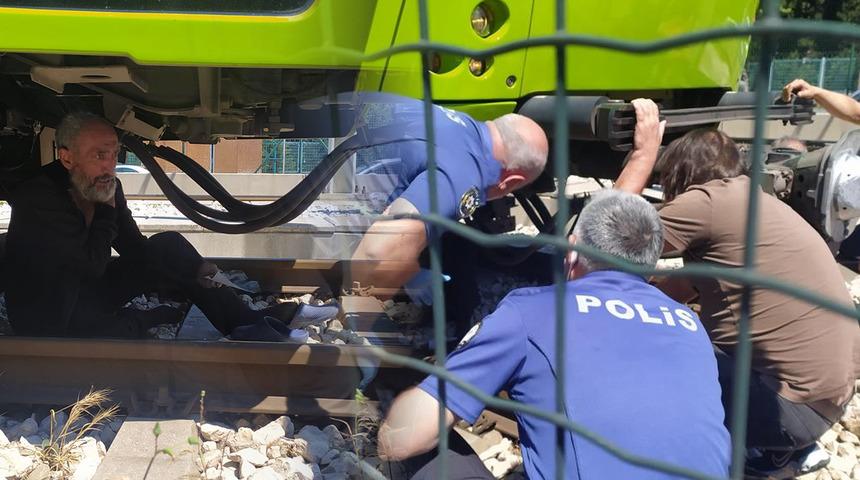 Bursa'da korku dolu anlar! Elindeki bıçakla metronun altına yattı