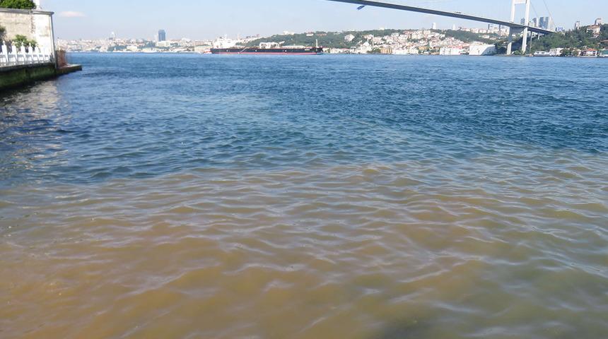 Gören şaşkına döndü! İstanbul Boğazı kahverengi oldu