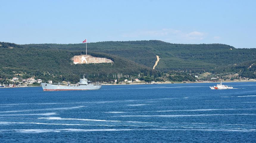 Rus savaş gemileri peş peşe Çanakkale Boğazı'ndan geçti