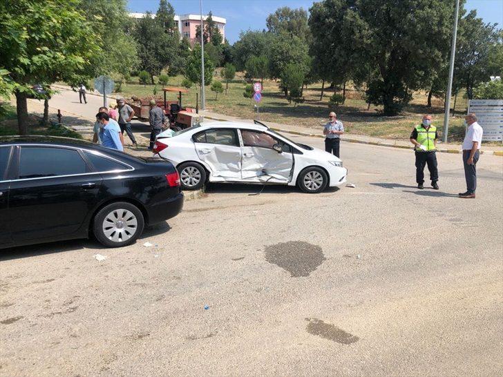 Manisa'da üniversite yerleşkesindeki trafik kazasında, rektörün de aralarında olduğu 5 kişi yaralandı G1