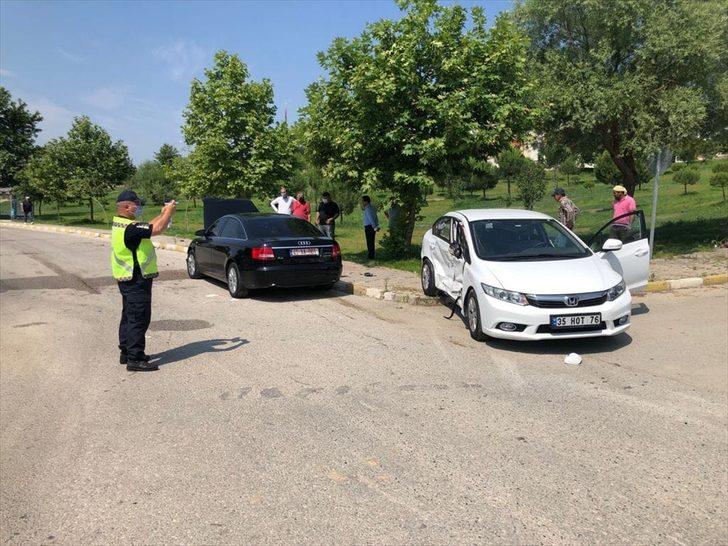 Manisa'da üniversite yerleşkesindeki trafik kazasında, rektörün de aralarında olduğu 5 kişi yaralandı G2