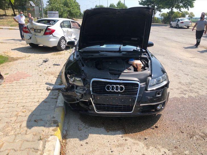 Manisa'da üniversite yerleşkesindeki trafik kazasında, rektörün de aralarında olduğu 5 kişi yaralandı G3