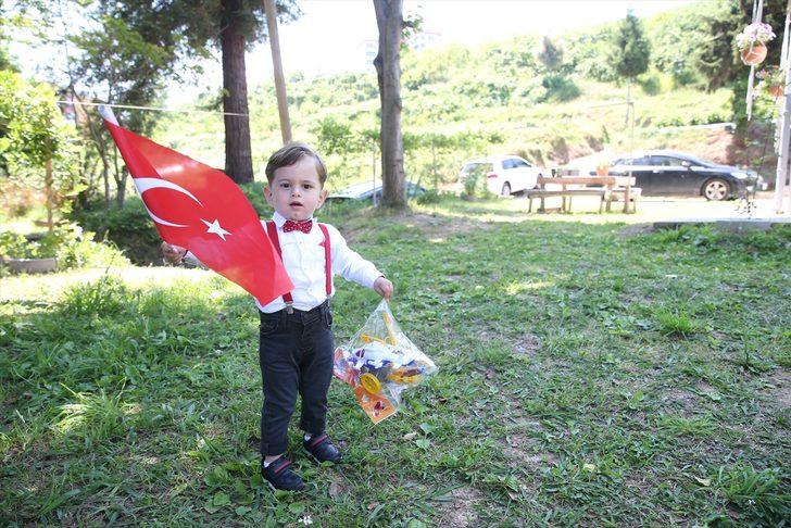 Giresun'da 23 Nisan'da evlerini Türk bayraklarıyla donatan bin çocuğa hediye verildi G1