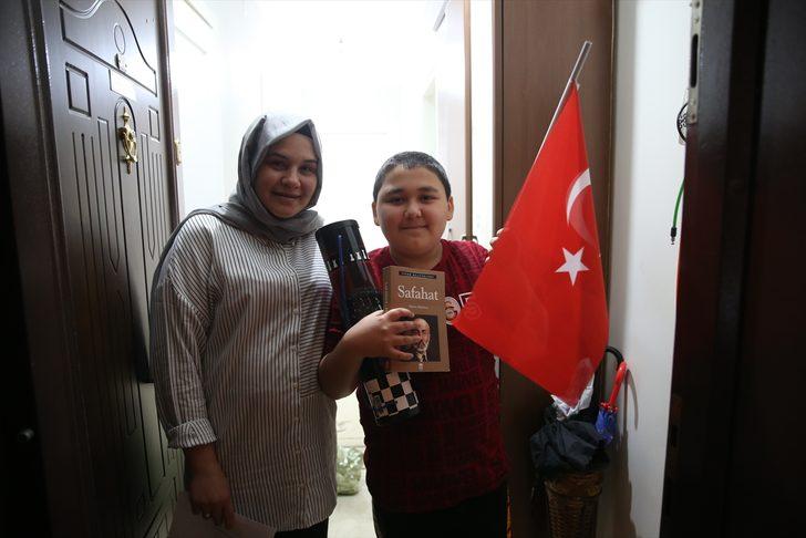 Giresun'da 23 Nisan'da evlerini Türk bayraklarıyla donatan bin çocuğa hediye verildi G3