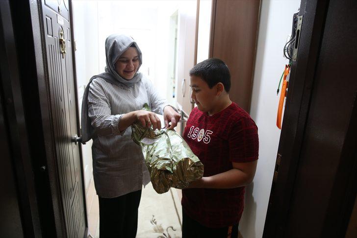 Giresun'da 23 Nisan'da evlerini Türk bayraklarıyla donatan bin çocuğa hediye verildi G4