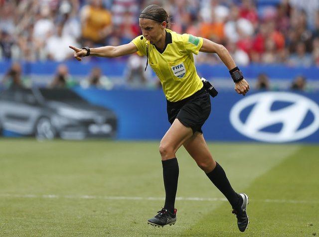 Frappart 2019'da ABD ve Hollanda arasında oynanan Kadınlar Dünya Kupası finalinde penaltı noktasını gösterirken