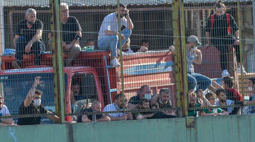 Trib&uuml;ne alınmayan taraftarlar ma&ccedil;ı stat dışından izledi