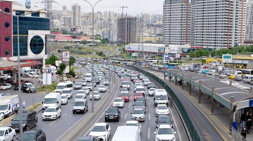 İstanbul'da mesai saatinin bitimiyle trafikte yoğunluk oluştu