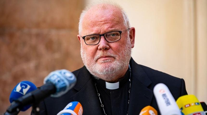 Papa, taciz skandalları nedeniyle kiliseyi eleştiren kardinalin istifasını kabul etmedi