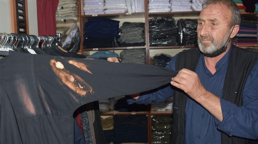Gece hac malzemeleri satan mağazaya girdi, kıyafetlere çamaşır suyu döktü