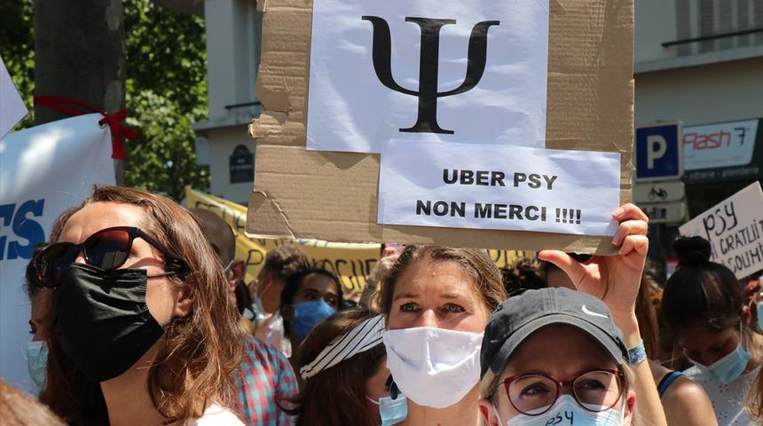 Fransa’da psikologlar, mesleklerinin ciddiye alınmadığı gerekçesiyle gösteri düzenledi
