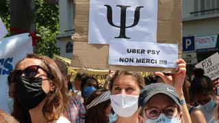 Fransa’da psikologlar, mesleklerinin ciddiye alınmadığı gerekçesiyle gösteri düzenledi