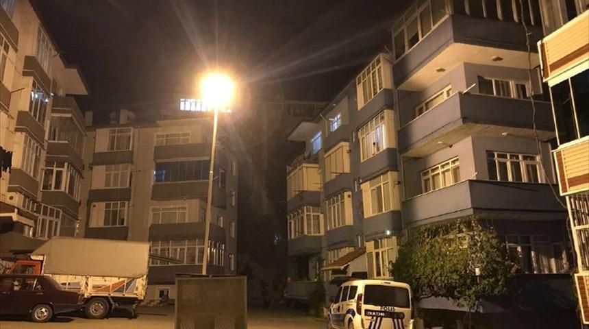 Karab&uuml;k'te 4'&uuml;nc&uuml; kattan d&uuml;şt&uuml;ğ&uuml; iddia edilen Suriyeli &ccedil;ocuk ağır yaralandı