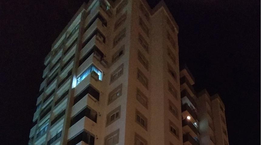 İki sevgili evlerinde arkadaşları tarafından tabancayla vuruldu: 1 ölü, 1 yaralı