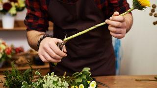 Yatak odası için çiçek alan kadına şok! Çiçeğin içine kamera yerleştirmiş: Onu bir kez çıplak görmek istedim