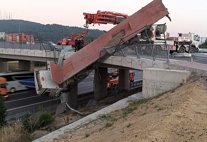 Kocaeli'nde feci kaza! TIR viyad�kte as�l� kald�