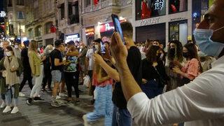 İstiklal Caddesi'nde 'Pes' dedirten anlar! Maske ve mesafeyi hiçe sayan vatandaşlar halay çekti