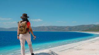 Türkiye’nin Maldivleri olarak bilinen Salda Gölü, kademeli normalleşmeyle birlikte ziyaretçi akınına uğradı