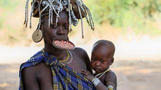 Mursi Kabilesi’nde kadınlar daha güzel olmak için alt dudaklarını keserek disk yerleştiriyorlar