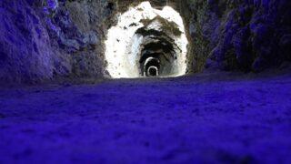 420 metre uzunluğundaki tünele serinlemek için geliyorlar! Soğuk hava nedeniyle 5 dakikadan uzun duramıyorlar