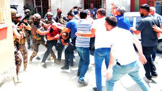 Havaya ateş açınca ortalık karıştı! Vatandaşın elinden polis aldı