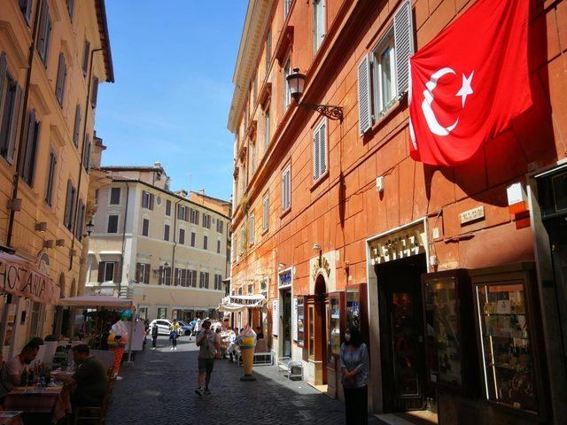 Trevi Çeşmesi'ne (Aşk Çeşmesi) çıkan sokaklardan birine Türkiye bayrağı asıldı.