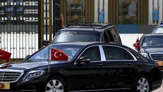 Cumhurbaşkanı Erdoğan görünce konvoyunu durdurdu, çocuklara oyuncak dağıttı