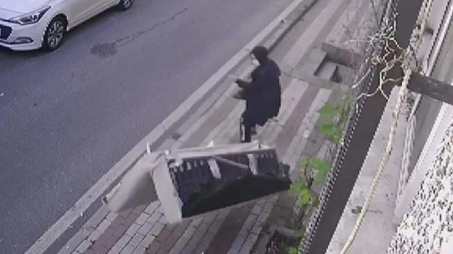 Üçüncü kattan atılan kanepe az daha öldürüyordu! Kadının kıl payı kurtuluşu kamerada